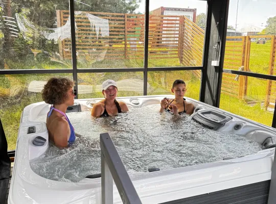 Jacuzzi w  Pałacu pod Bocianim Gniazdem w Runowie