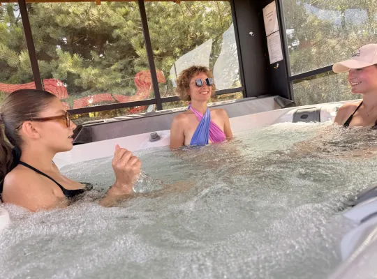 Jacuzzi w  Pałacu pod Bocianim Gnaizdem w Runowie
