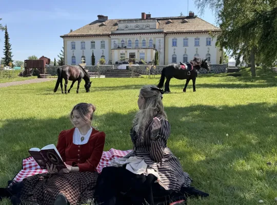 Pałac pod Bocianim Gniazdem w Runowie otoczony zielenią
